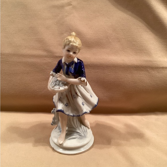 Porcelain figurine lady with berries. 7“ x 3“ blue and white. - Picture 3 of 11